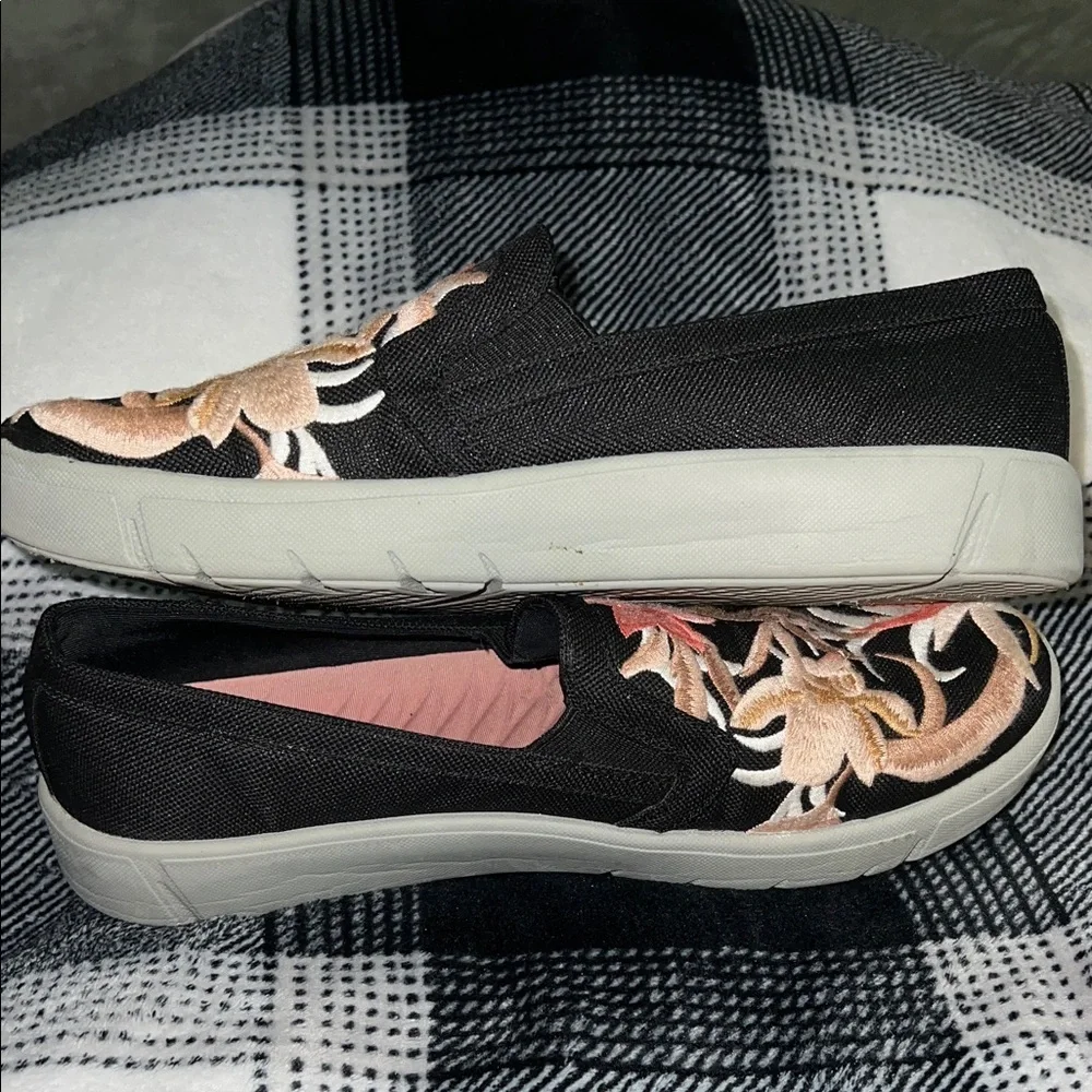 BARETRAPS Bonaire Women's Slip- on Black W/ Peach Embroidery Shoes Sz. 6 1/2 M